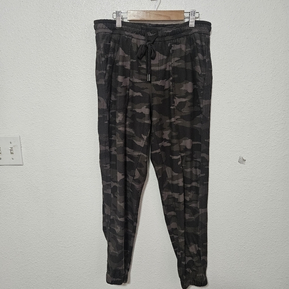 Athleta camo Farallon joggers size 10 - Picture 1 of 12